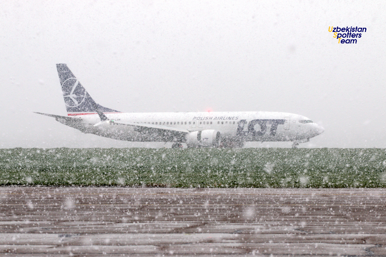 Varshavadan LOT aviakompaniyasining birinchi muntazam reysini kutib olish