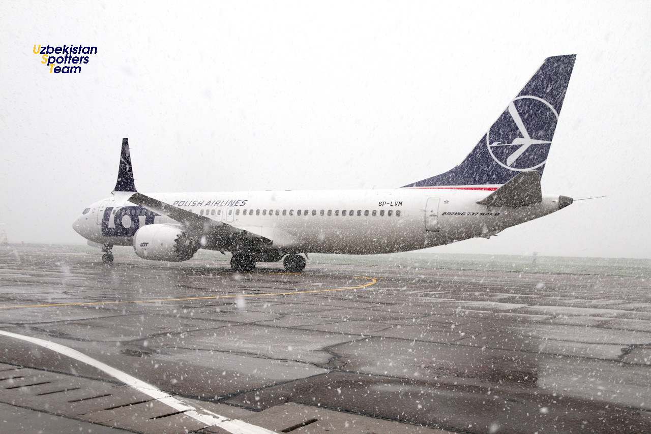 Varshavadan LOT aviakompaniyasining birinchi muntazam reysini kutib olish